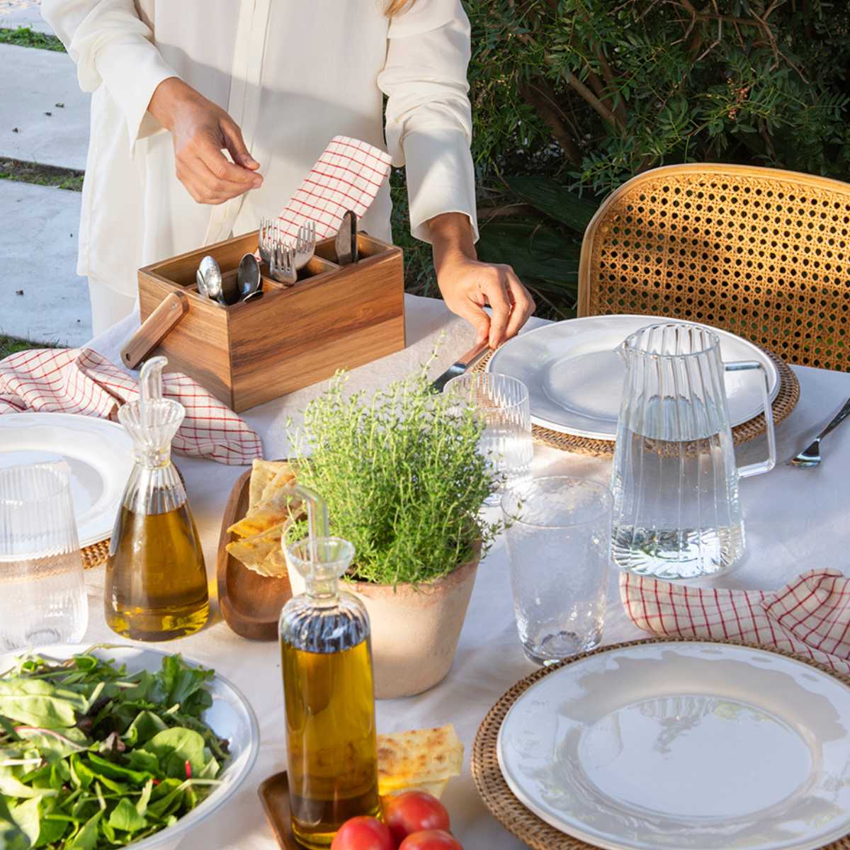 Detalle de mesa con cubertero de madera