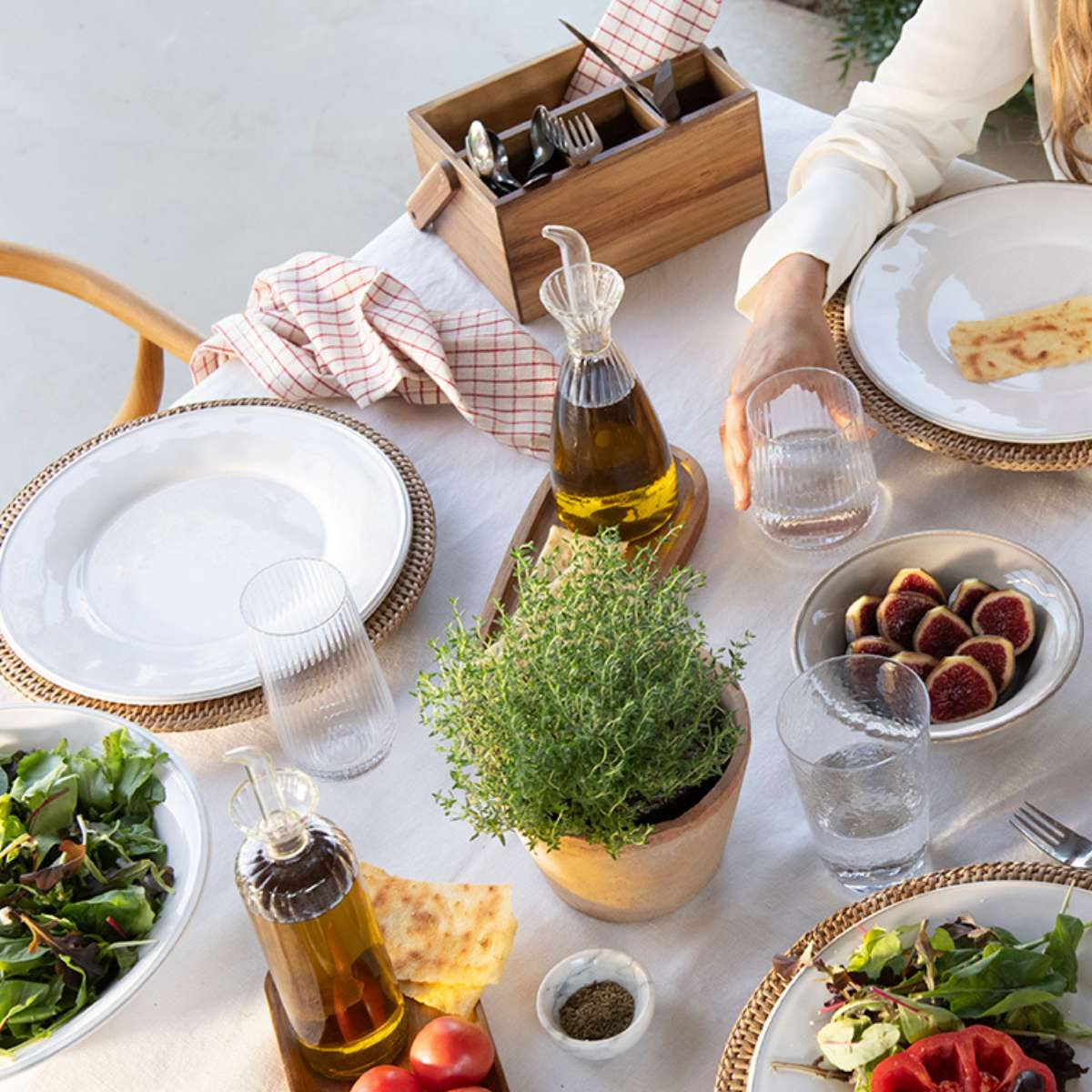 Mesa con cubertero de madera de acacia