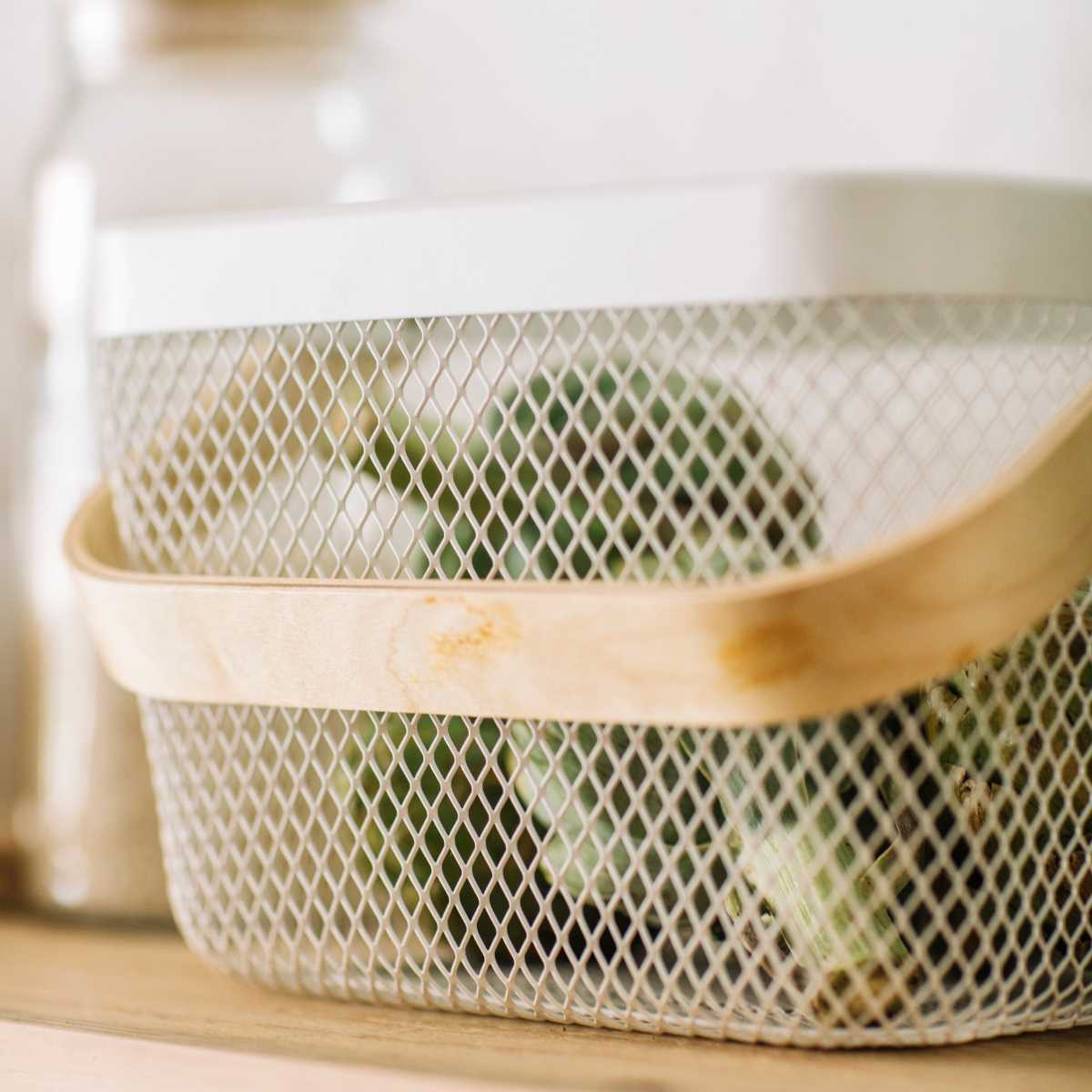 Cesta de cocina de metal y bambú