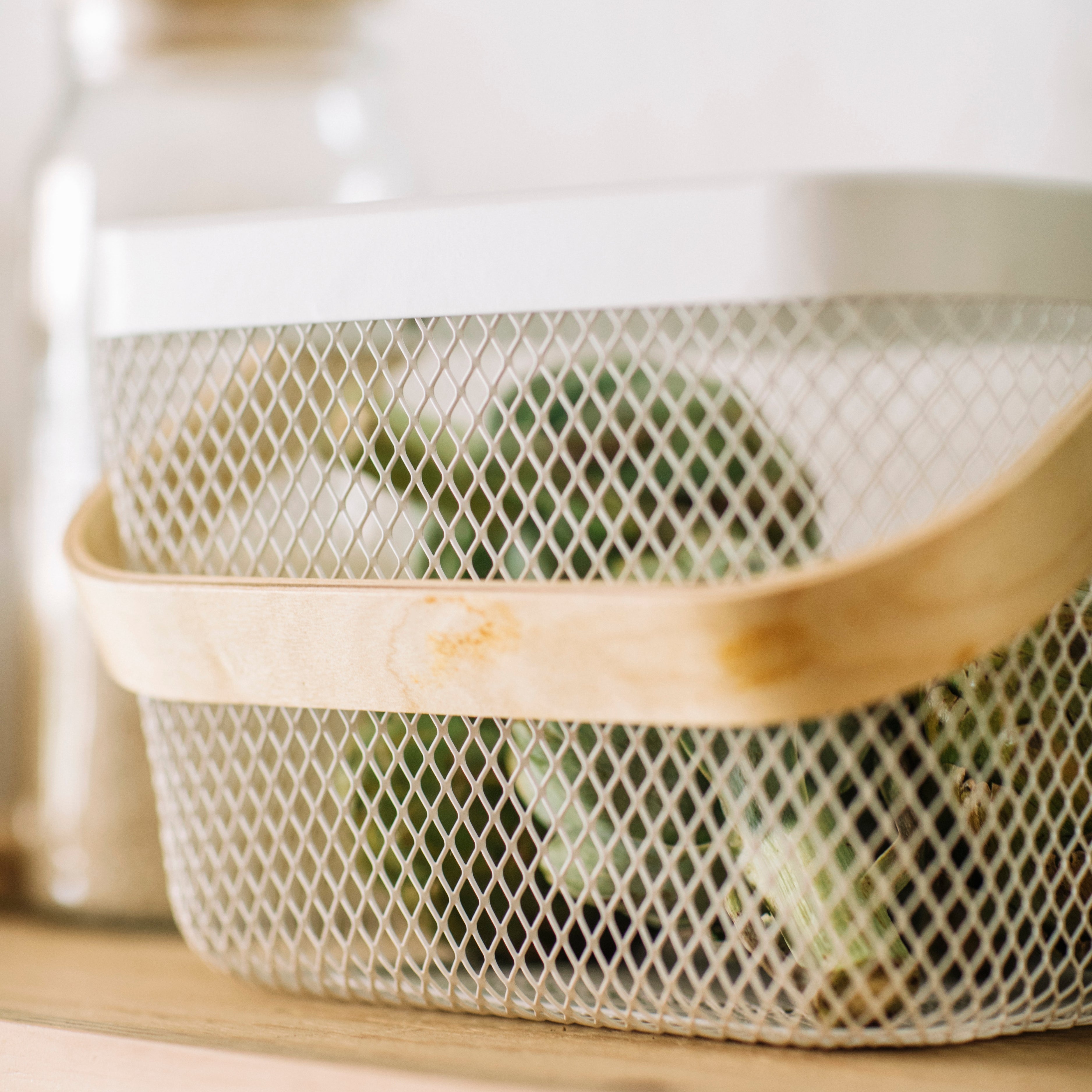 Cesta de cocina de metal blanco