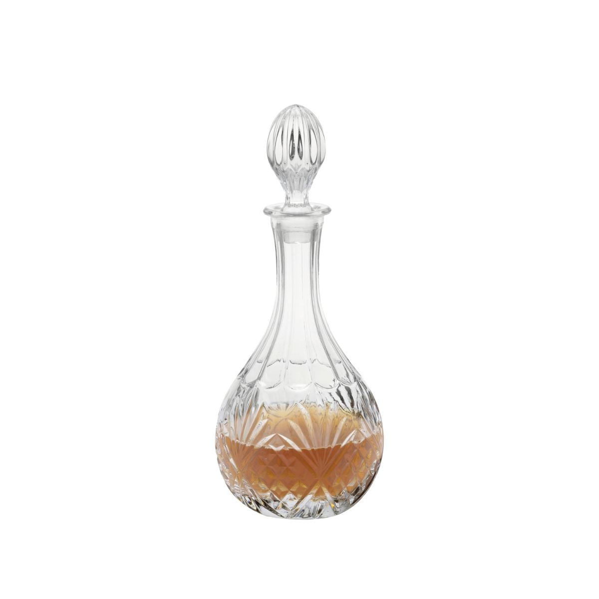 Licorera de vidrio transparente tallado con tapón decorativo y bebida en su interior.