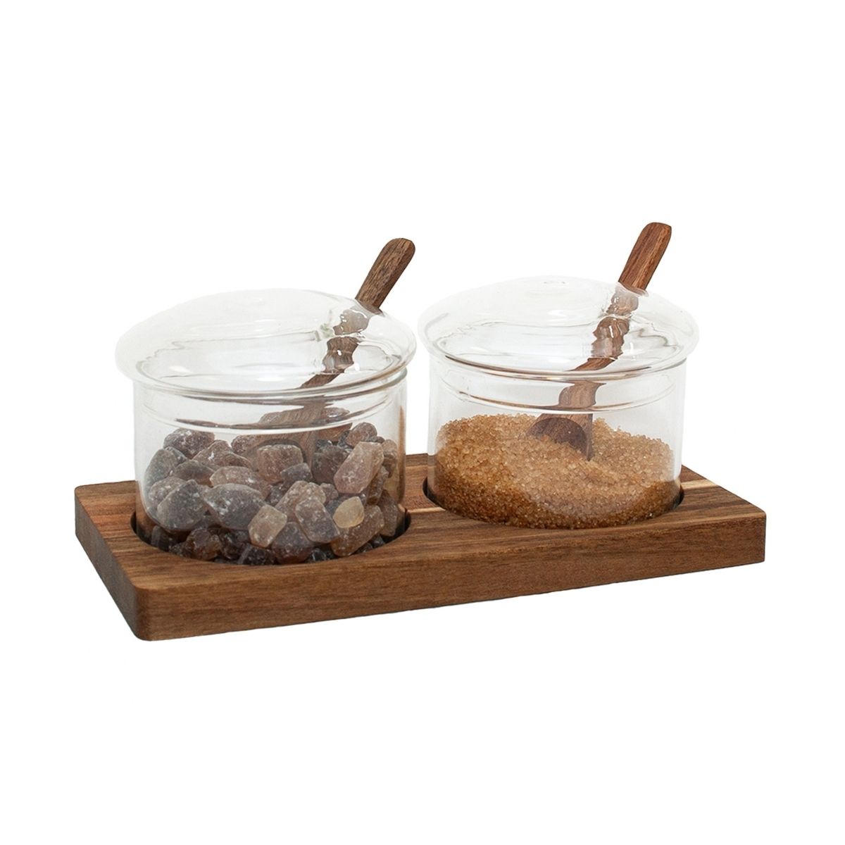 Set de dos tarros de vidrio con tapa y cucharillas de madera, con azúcar en su interior.