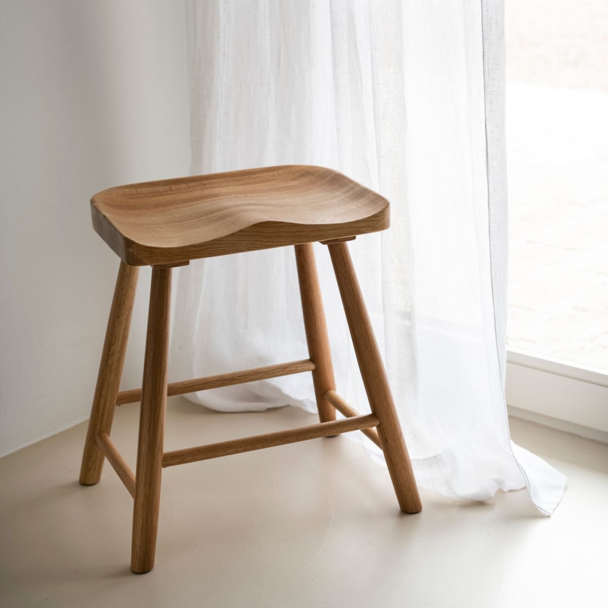 Taburete de madera de roble