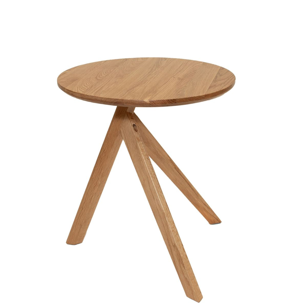 Mesa auxiliar redonda de roble con tres patas inclinadas y diseño moderno.
