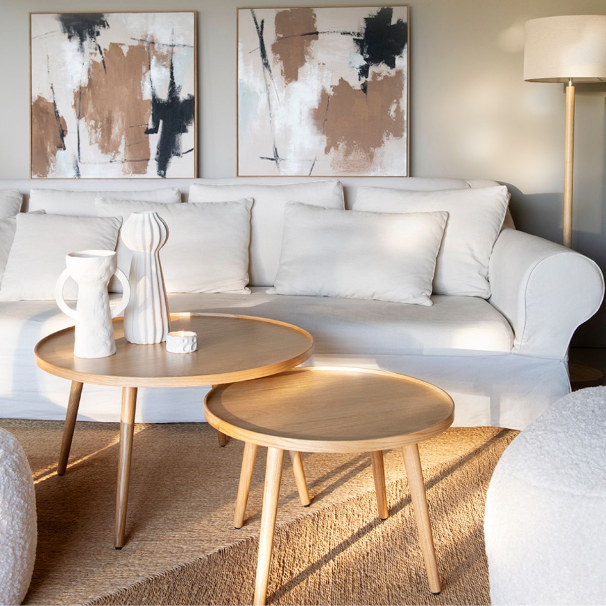 Mesa auxiliar de roble en salón