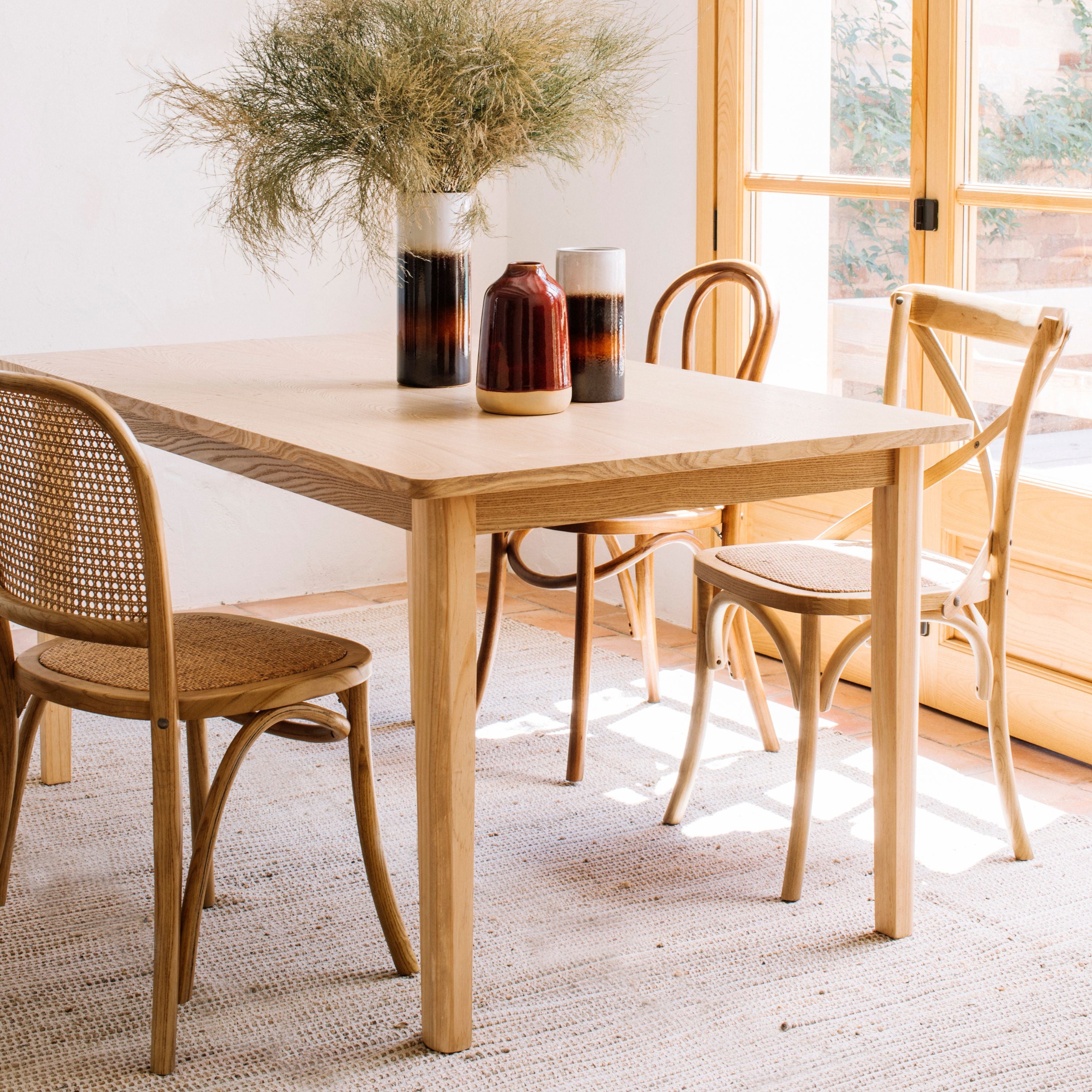 Mesa de comedor clásica de madera beige