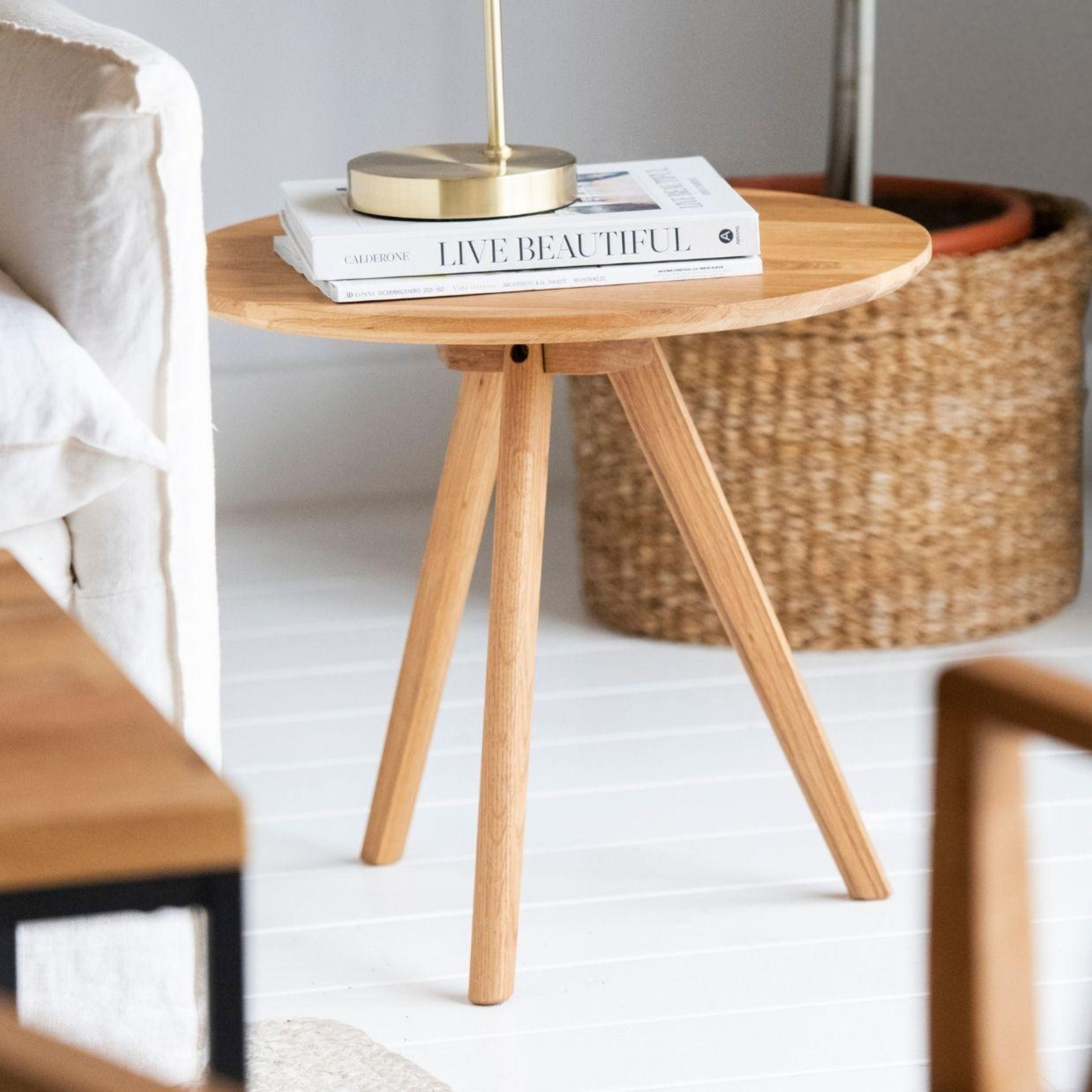 Mesa auxiliar de madera de estilo nórdico