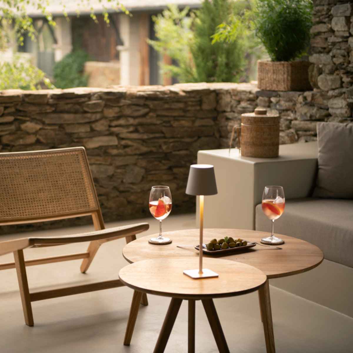 Mesa de centro de madera de roble con lámpara inalámbrica