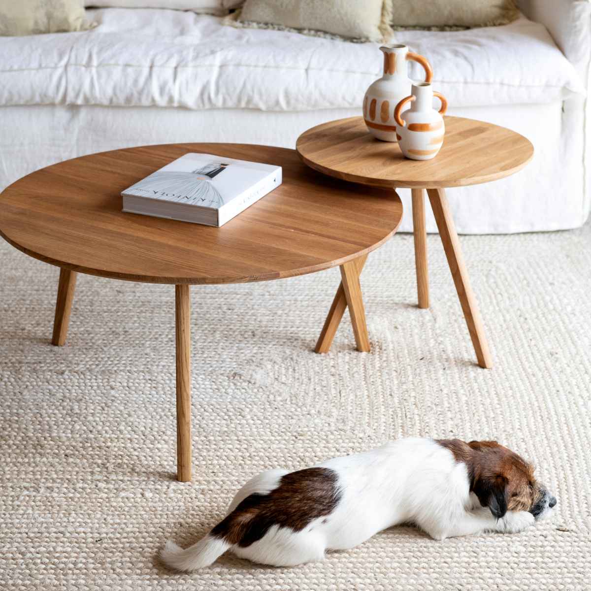 Mesas de centro nórdicas de madera con jarrones