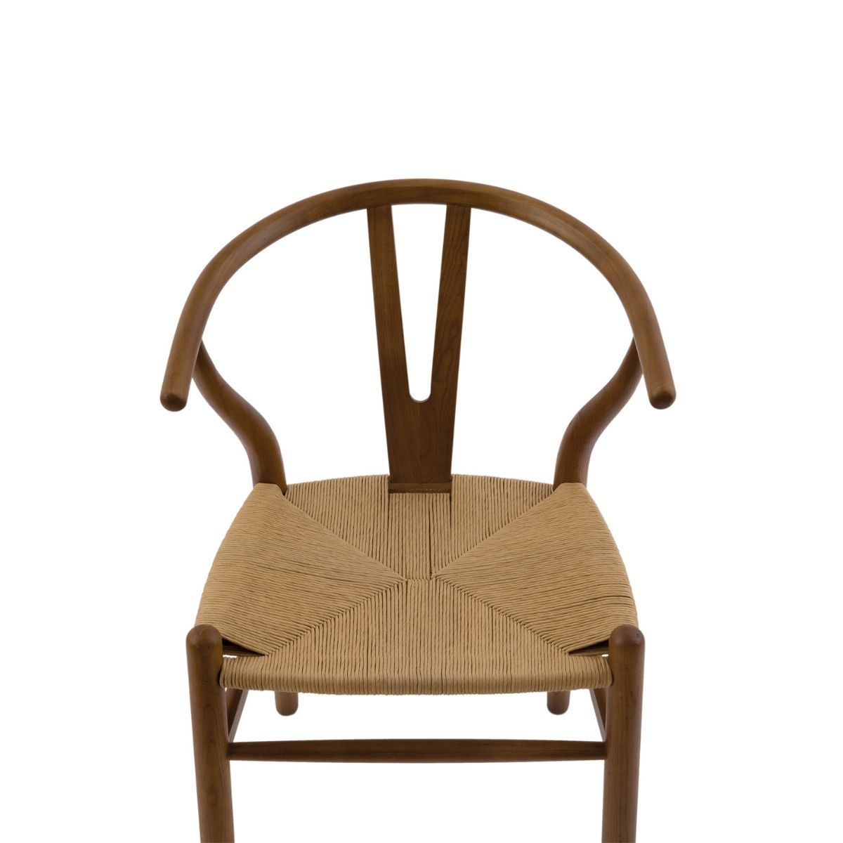 Detalle frontal de silla de comedor de madera con asiento de fibra trenzada