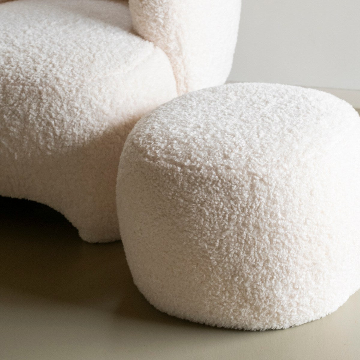 Puf de borreguito blanco Dana