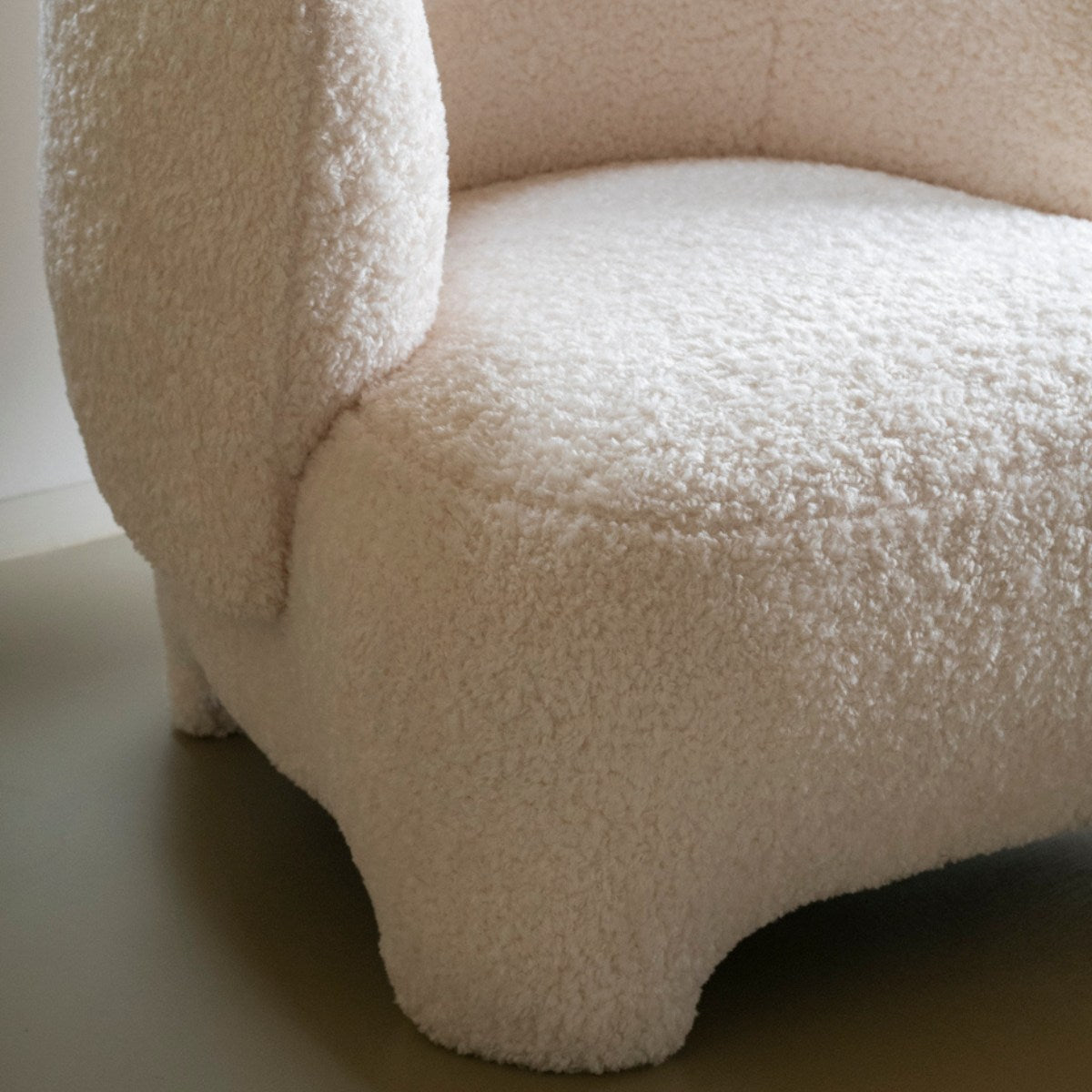 Butaca de borreguito blanca Dana