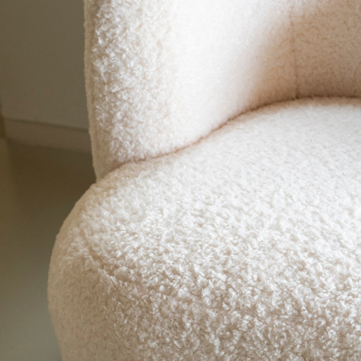 Butaca de borreguito blanca Dana