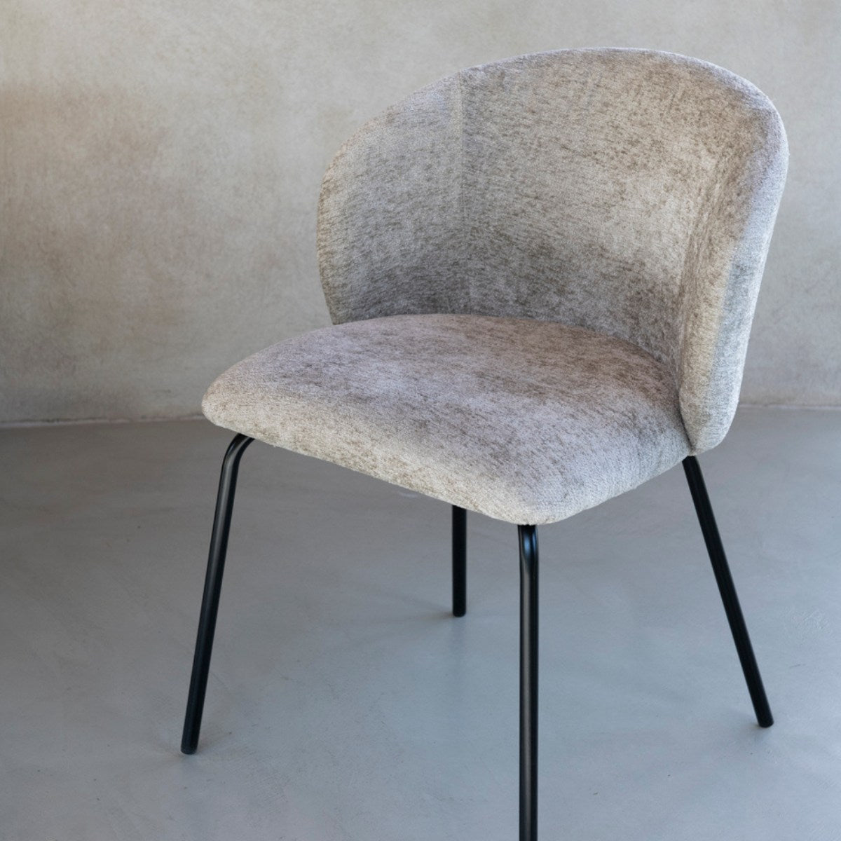 Silla de comedor tapizada gris Lina