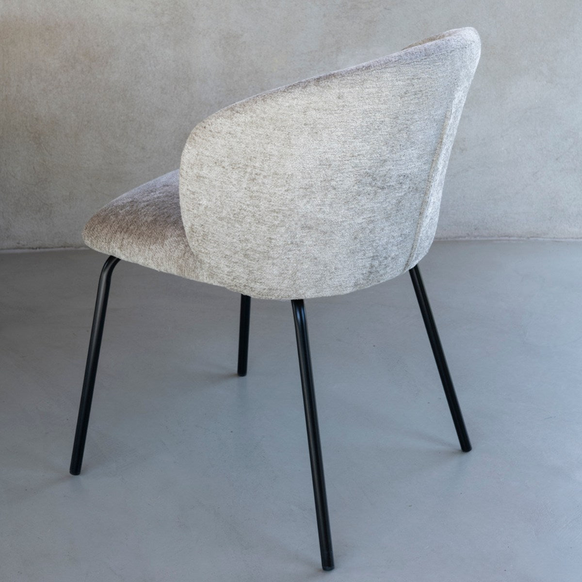 Silla de comedor tapizada gris Lina