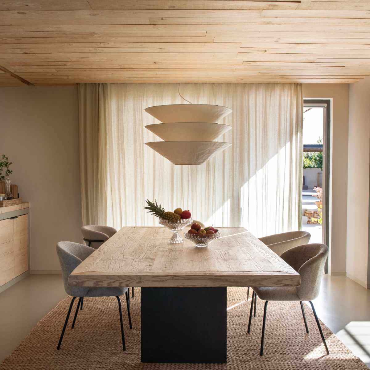 Silla de comedor tapizada en color gris