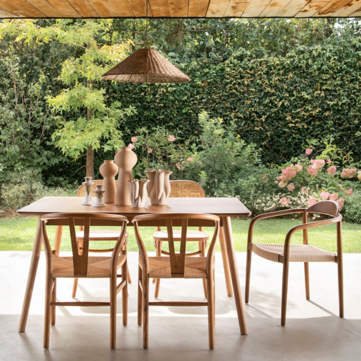 Mesa de comedor de madera ocura