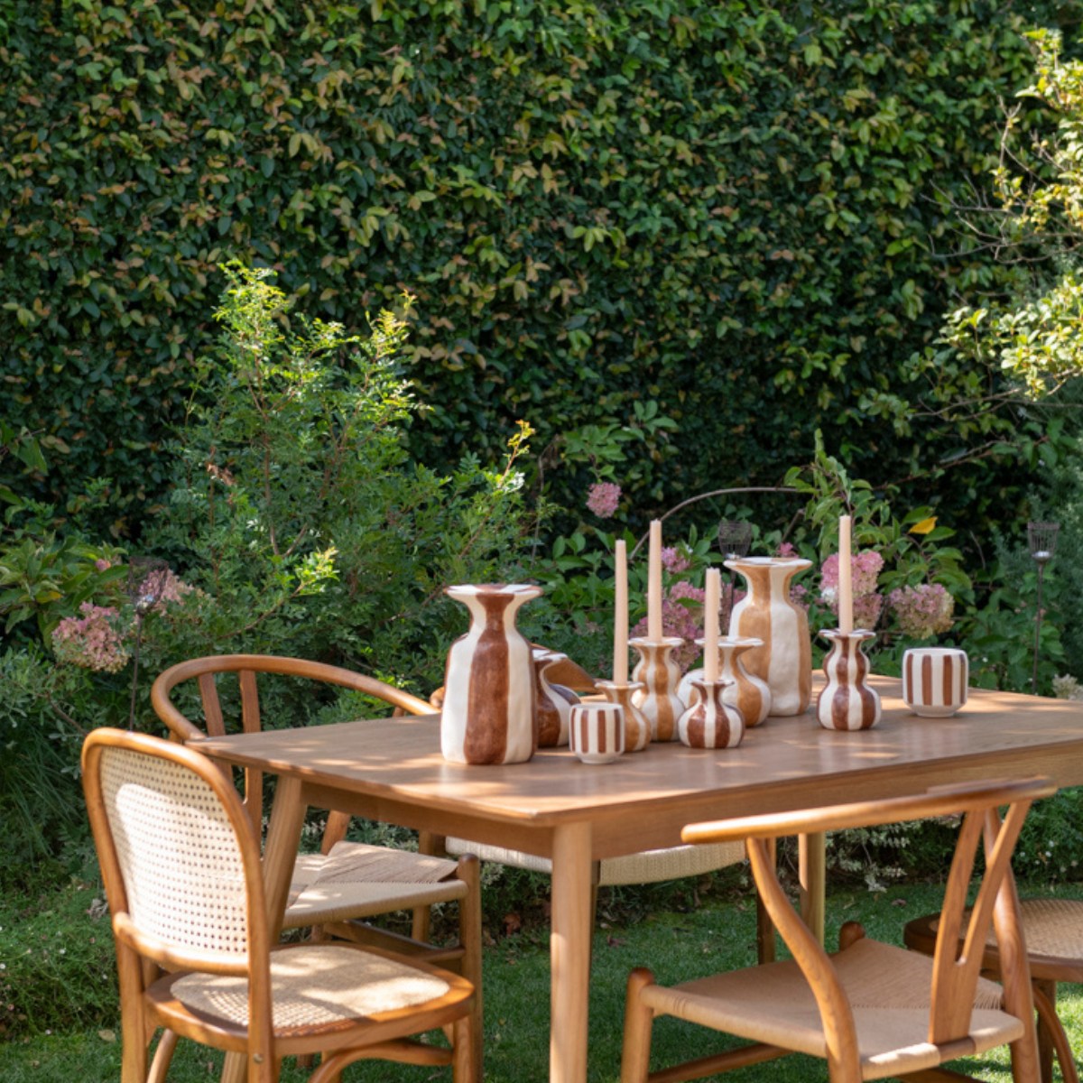 Mesa de comedor de madera ocura
