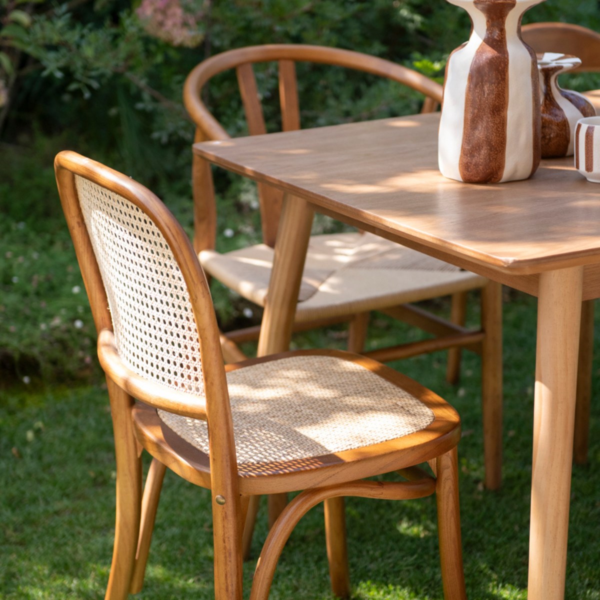 Mesa de comedor de madera ocura