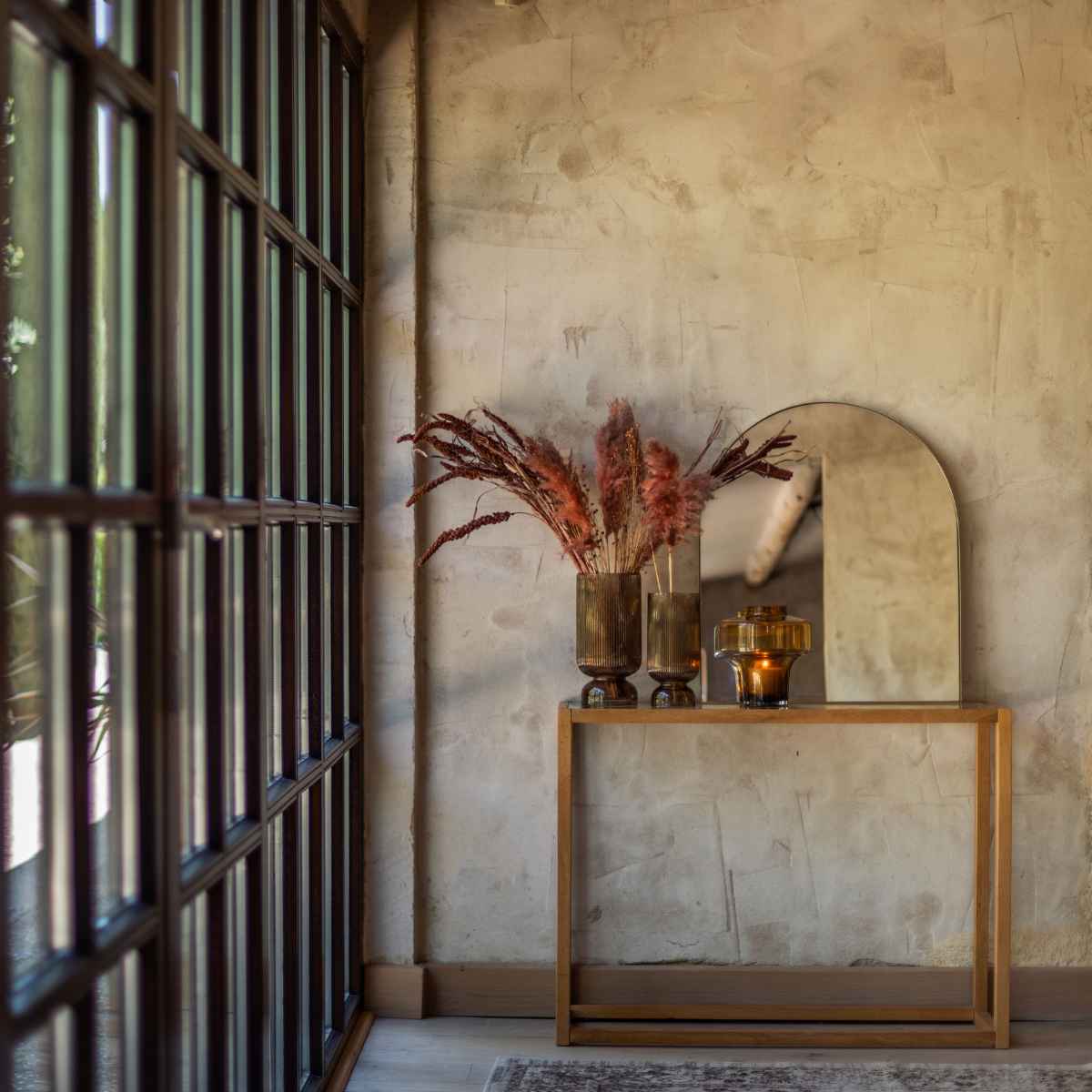 Consola de madera de roble en distribuidor