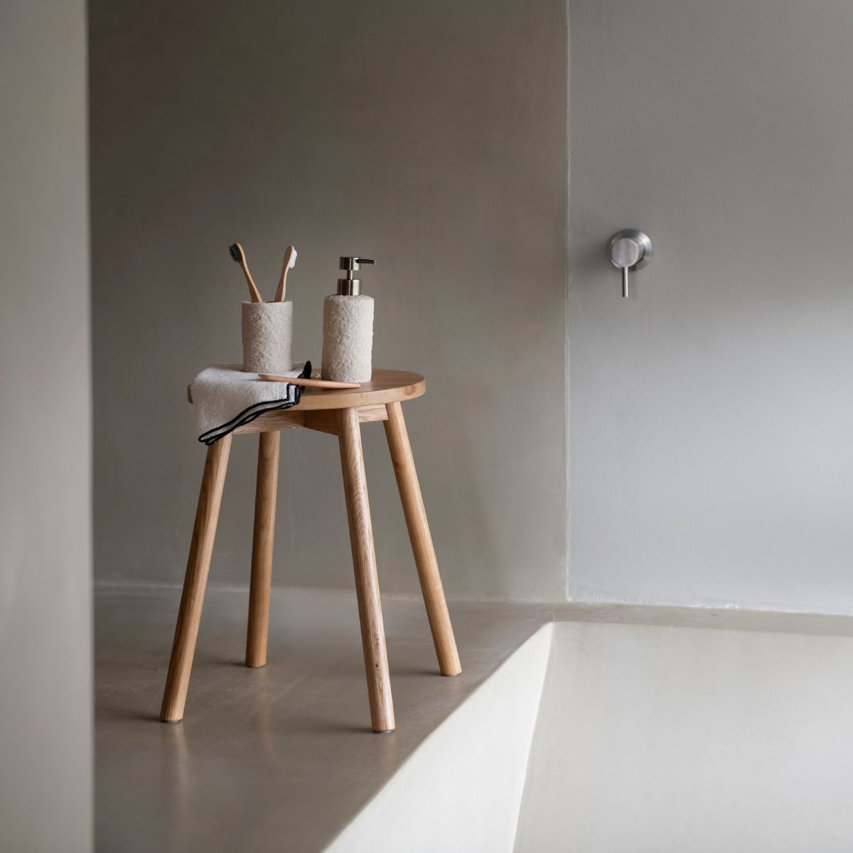 Taburete de madera de roble