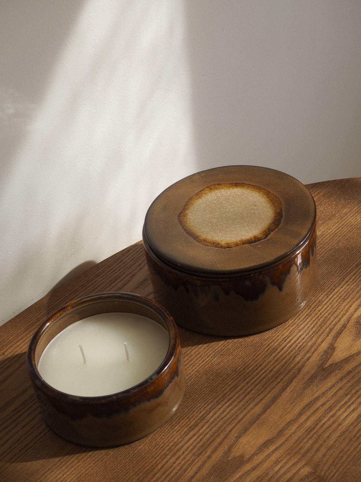 Velas grandes con recipiente de cerámica