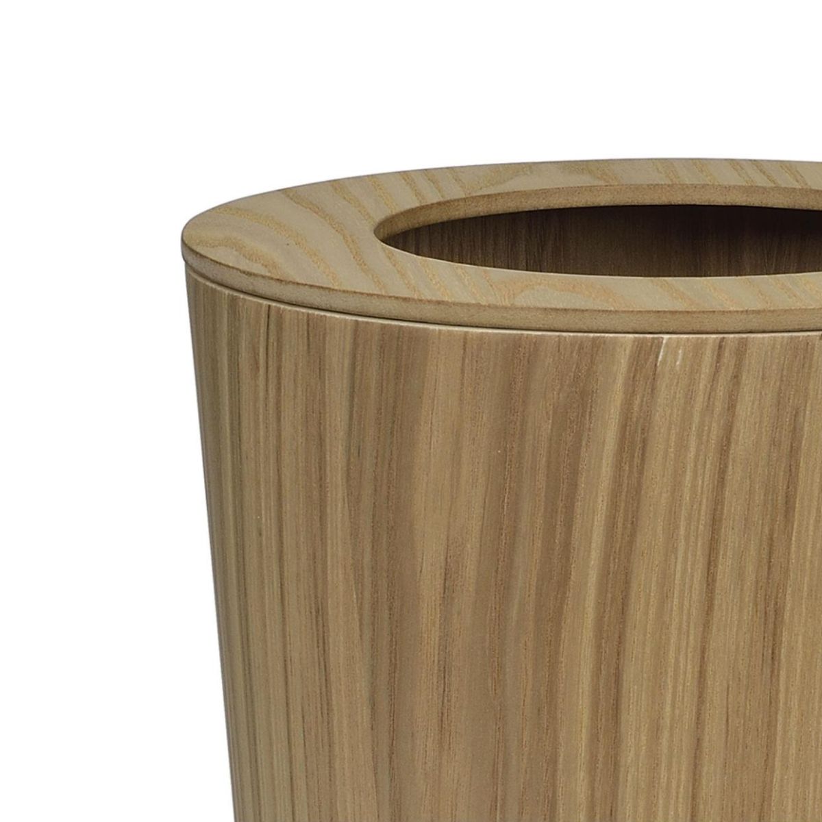 Detalle de la esquina de una papelera redonda de madera en tonos marrón claro
