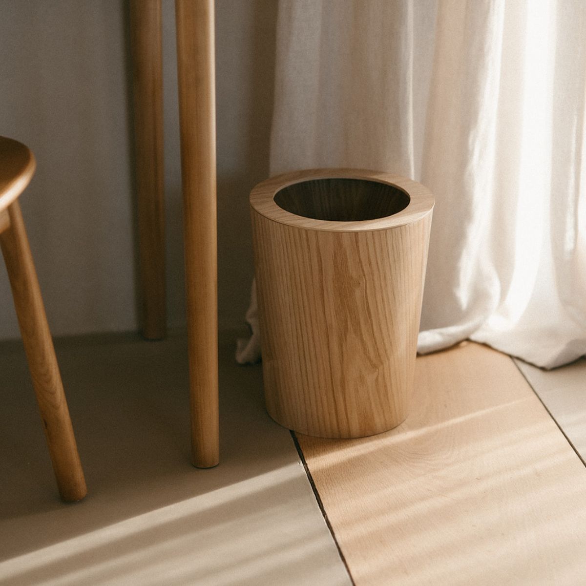 Papelera de oficina beige de madera