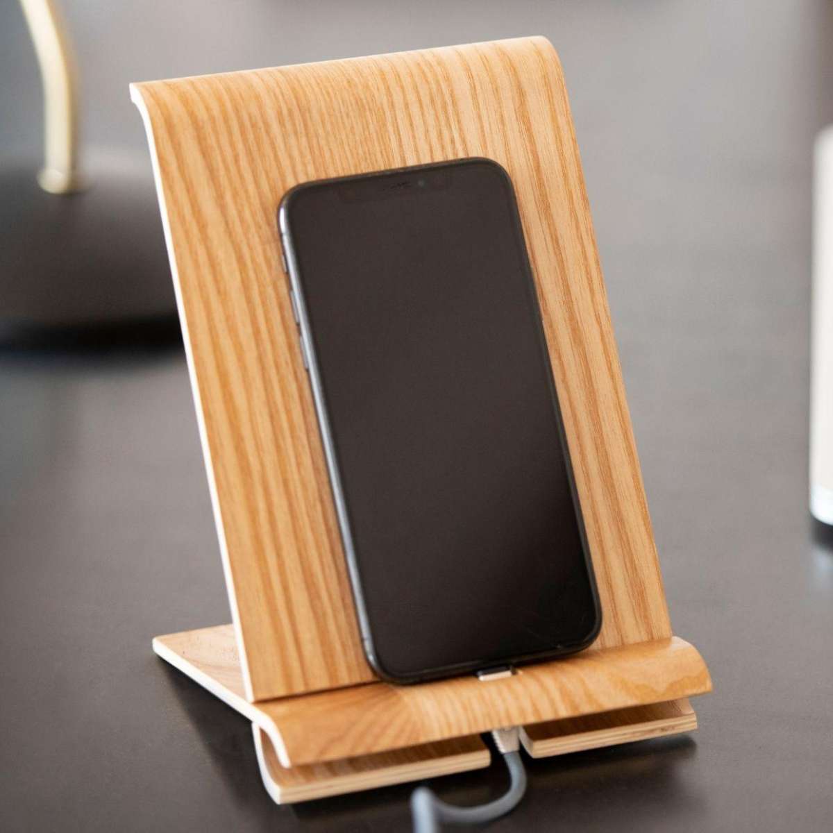Móvil sobre soporte para móvil de madera